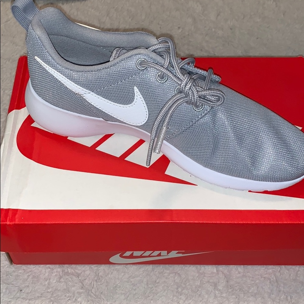 NIKE ROSHE SHOES